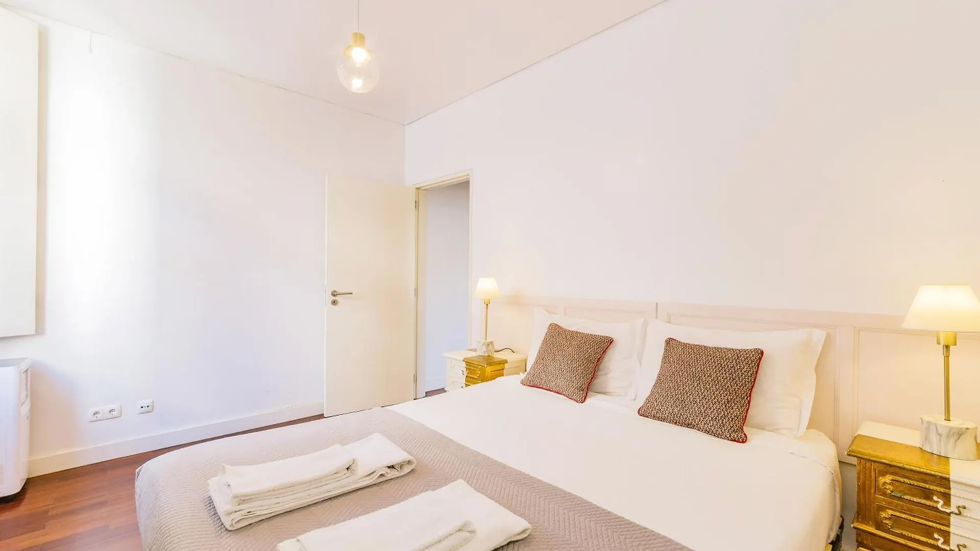 Chiado 2 Bedroom Elegant Apartment Lisbon